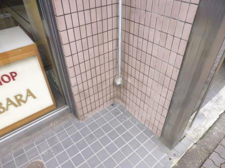 はい原ビルの玄関