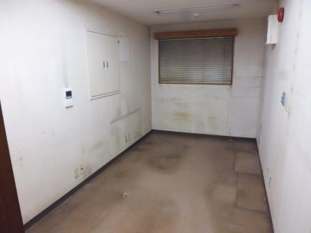 はい原ビルの居間・リビング