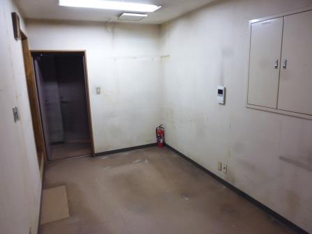 はい原ビルの居間・リビング