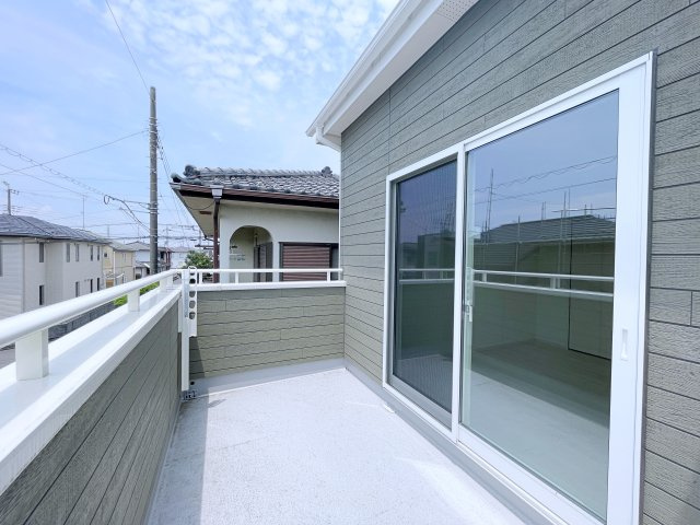 熊谷市上之　AiTOWN　全1邸のバルコニー|2方向にバルコニーがあるから洗濯物もたっぷり干せて便利！