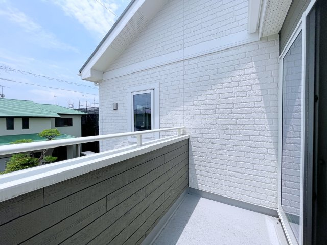 熊谷市上之　AiTOWN　全1邸のバルコニー|2面バルコニーで開放感◎お日さまの向きに合わせて使い分けもできちゃいます！