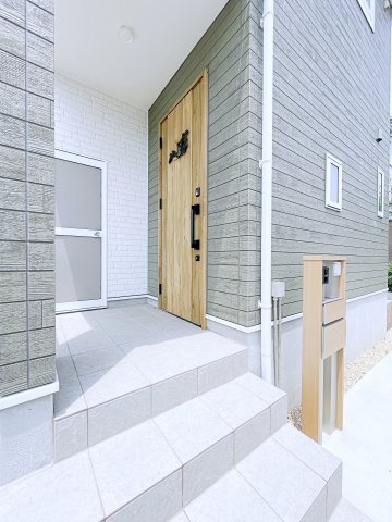 熊谷市上之　AiTOWN　全1邸の玄関|雨が降っても開閉に心配がない奥行きのある玄関ポーチ！