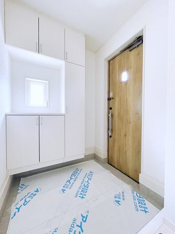 熊谷市上之　AiTOWN　全1邸の玄関|小窓がついているので日中でも明るい玄関です！