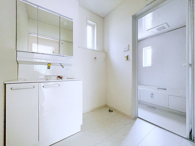 熊谷市上之　AiTOWN　全1邸の独立洗面台|三面鏡独立洗面台には収納も備えているので備品など収納できる！