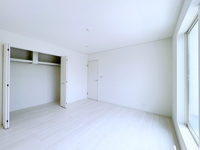 熊谷市上之　AiTOWN　全1邸の洋室|白を基調とした内装は空間を広く見せナチュラルで洗練された印象を与えます♪