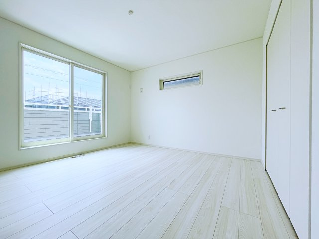 熊谷市上之　AiTOWN　全1邸の洋室|ホワイトベースのすっきり空間！２つの窓から光が差し込んでバルコニーでも出られて気分も上がる洋室です！