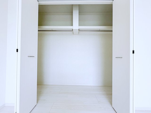 熊谷市上之　AiTOWN　全1邸の収納|ハンガーパイプ付きのクローゼットで大切な衣類もたっぷり収納可能！季節物の整理にも便利です！