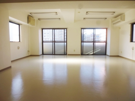 SSKビルの居間・リビング