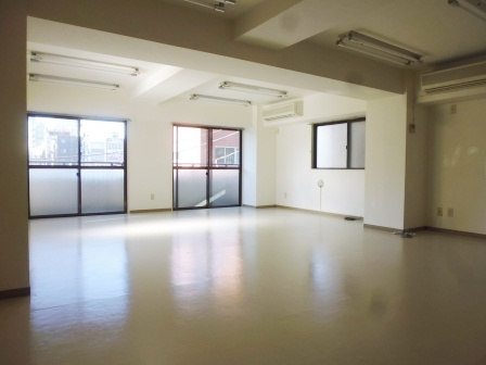 SSKビルの居間・リビング