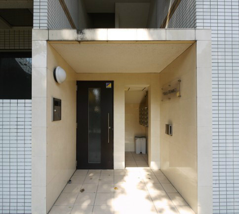 中野区大和町１丁目の賃貸マンションのエントランス