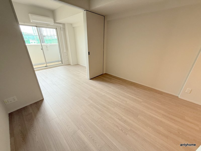 MAXIV CROS 江坂　仲介手数料の居間・リビング