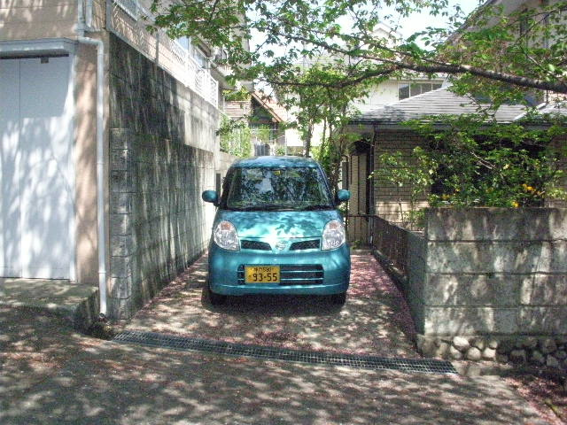 寿楽荘貸家の駐車場