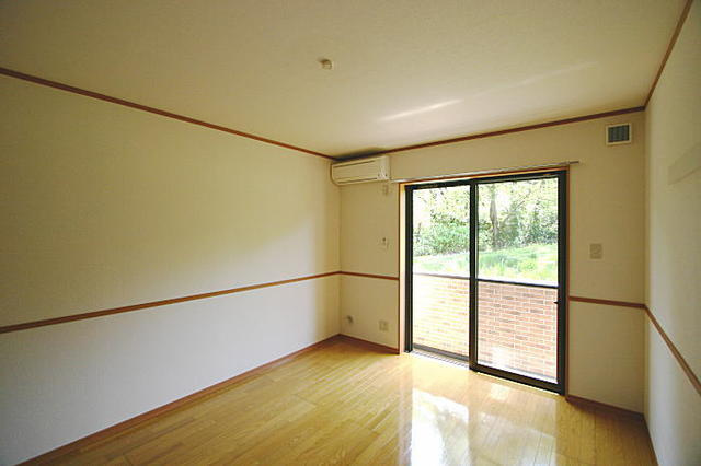 川崎市麻生区岡上５丁目のアパートの洋室