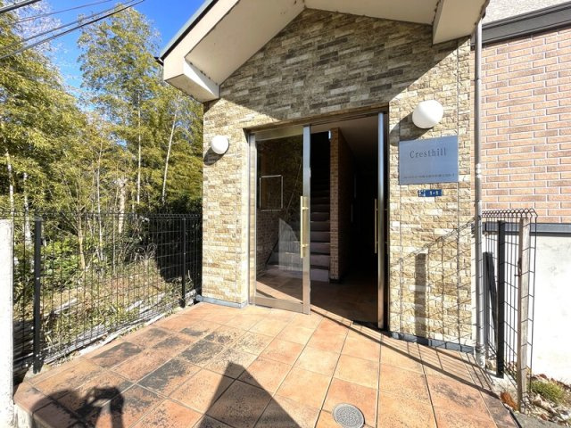 川崎市麻生区岡上５丁目のアパートのエントランス