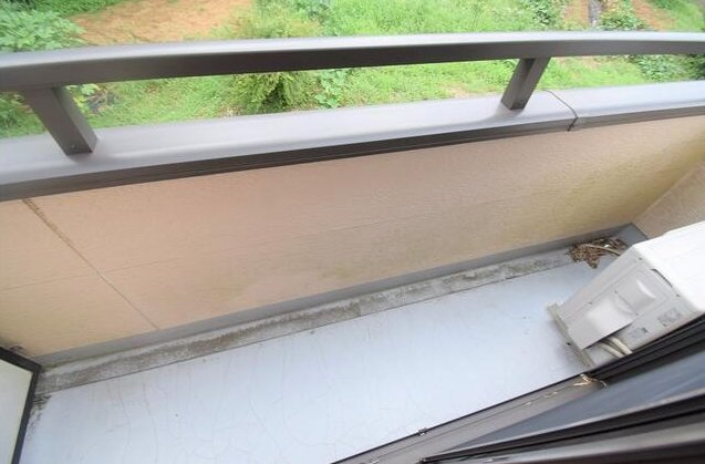 川崎市麻生区岡上５丁目のアパートのバルコニー