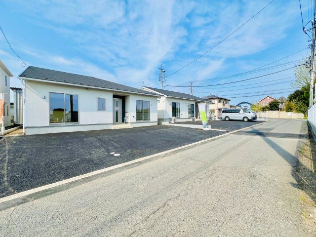 前橋市大胡町の前面道路含む現地写真|間口も広く駐車も楽々♪