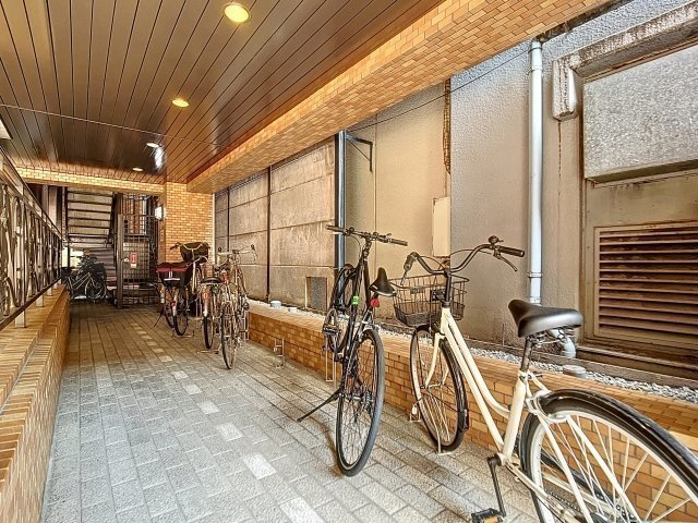 ダイアパレス新宿1丁目の駐車場|屋根付き駐輪場