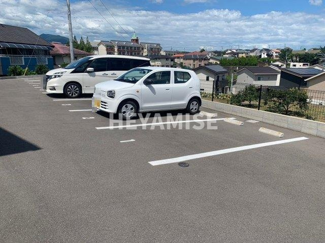 MODERN PALAZZO Isahaya ioの駐車場