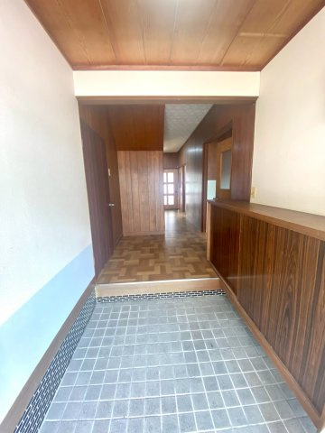 伯耆町溝口中古物件（収益物件）の玄関