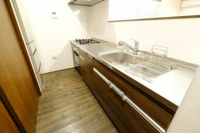 【中古】坂戸市石井中古住宅のキッチン|対面式のシステムキッチンでリビングを見ながらお料理できます☆
食器洗い乾燥機付き！