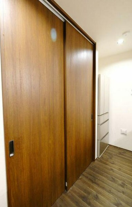 【中古】坂戸市石井中古住宅の収納|キッチン後ろには便利なパントリー付き！