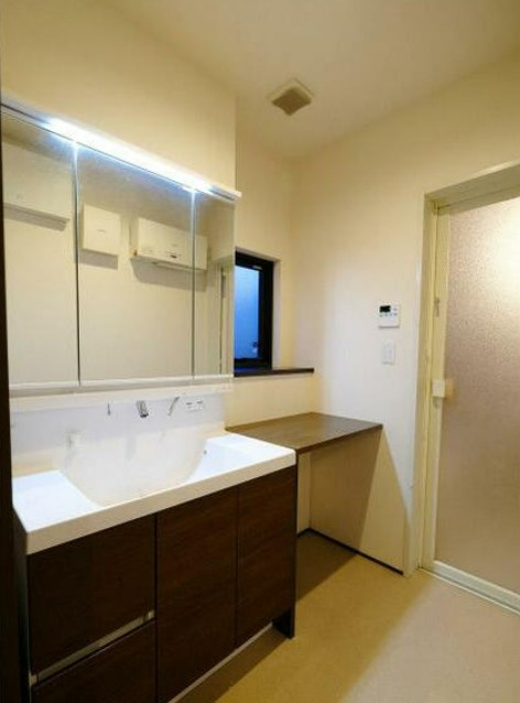 【中古】坂戸市石井中古住宅の独立洗面台|朝の身支度に欠かせない三面鏡の洗面台です！