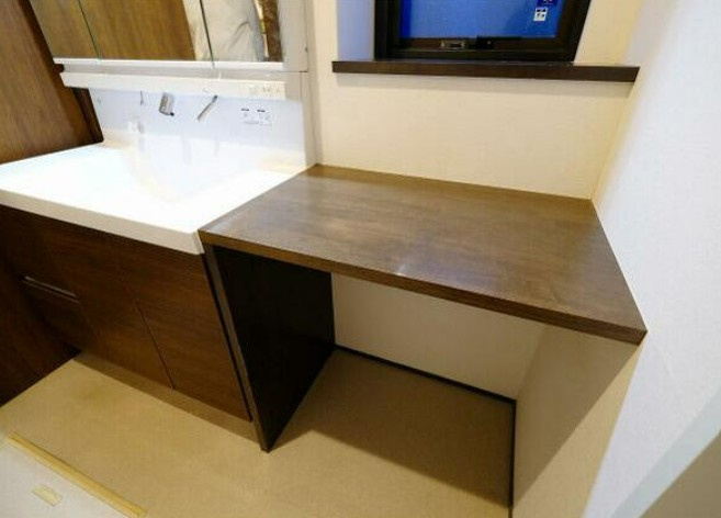 【中古】坂戸市石井中古住宅の脱衣所|洗面台横にはカウンターがあり何かと便利です☆