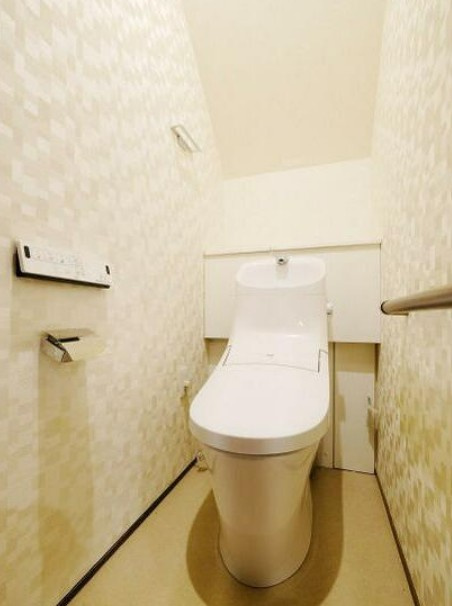 【中古】坂戸市石井中古住宅のトイレ|白基調のシンプルなトイレスペースです！