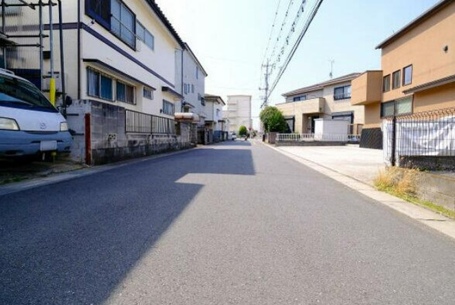 【中古】坂戸市石井中古住宅の前面道路含む現地写真|前面道路も広々しており車の出し入れも楽々！