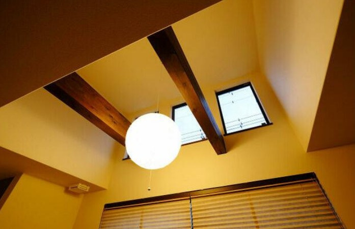 【中古】坂戸市石井中古住宅の居間・リビング|リビングは一部吹抜けで解放感あり！