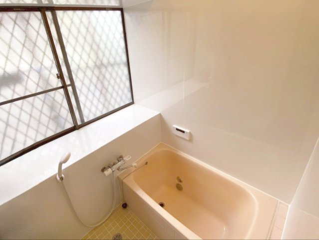 福岡市東区唐原　中古戸建の浴室|大きな出窓は、小物を置くスペースとしても利用ができますね！