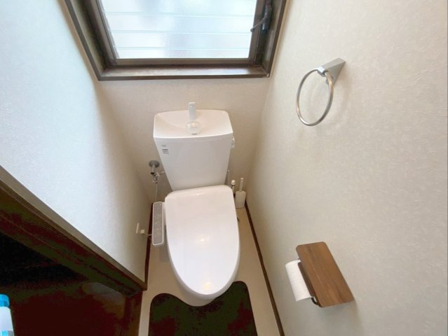 福岡市東区唐原　中古戸建のトイレ|温水洗浄便座で快適で清潔なトイレです！窓付きでしっかりと換気ができます！