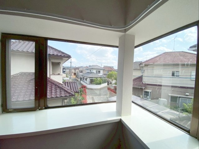福岡市東区唐原　中古戸建の設備|2階の洋室には大きなコーナー出窓があります！南向きでお部屋に明るい日差しが入ります！
