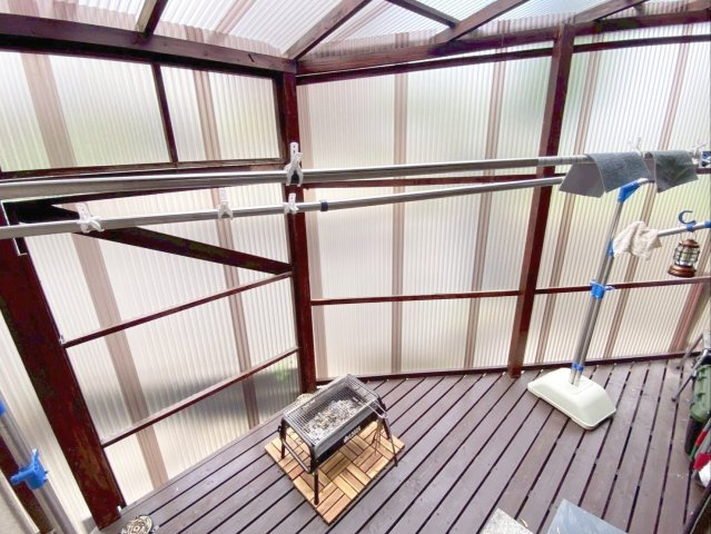 福岡市東区唐原　中古戸建の設備|リビングから出入りができるウッドデッキは、雨の日の洗濯物干しなど、多目的に利用できます！