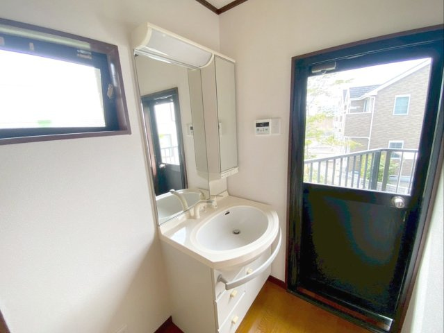 福岡市東区唐原　中古戸建の独立洗面台|《離れ》洗面台があります！窓付きで明るい空間です！