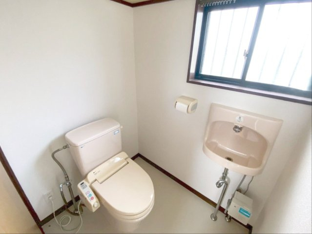 福岡市東区唐原　中古戸建のトイレ|《離れ》トイレには便利な手洗い場付きです！