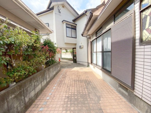 福岡市東区唐原　中古戸建の外観|離れへと続くプライベートなアプローチ！