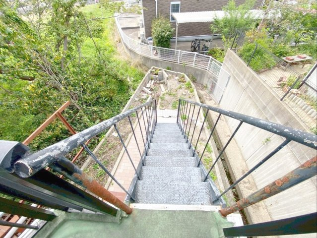 福岡市東区唐原　中古戸建の設備|《離れ》外階段には手すりが付いています！