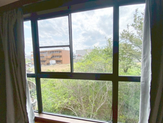 福岡市東区唐原　中古戸建のその他|《離れ》大きな窓で明るく開放感のある約6帖の洋室です！