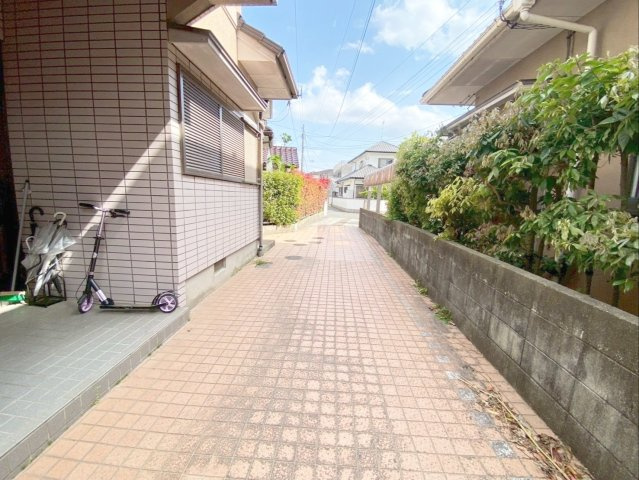 福岡市東区唐原　中古戸建の外観|玄関までのアプローチは、駐車スペースとしても利用できます！