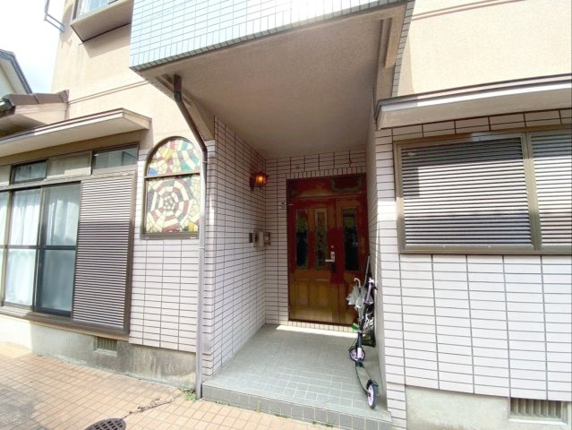 福岡市東区唐原　中古戸建の玄関|悪天候時の出入りを快適にする、屋根付きの玄関ポーチです！