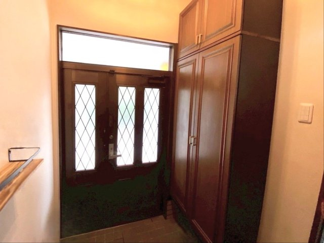 福岡市東区唐原　中古戸建の玄関|玄関です！高さのあるシューズクロークで玄関をスッキリ整理できます！