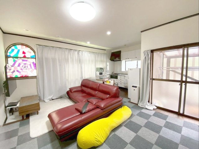 福岡市東区唐原　中古戸建の居間・リビング|ステンドグラス窓がアクセントになるリビングです！