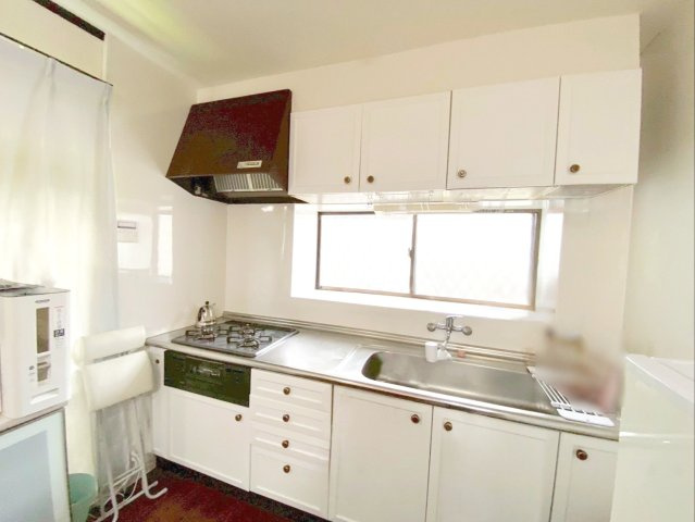 福岡市東区唐原　中古戸建のキッチン|フロアキャビネットと吊戸棚で収納豊富なキッチン！換気ができて小物も置ける便利な出窓付きです！