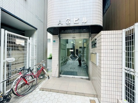 AGビルのエントランス