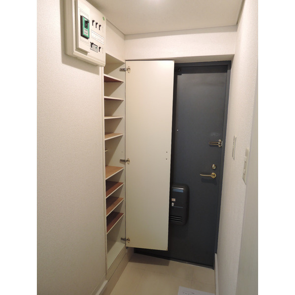 プラーティット本中山の玄関