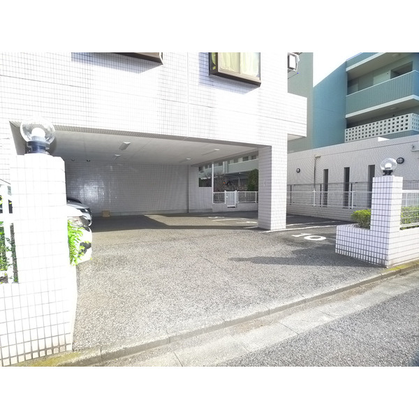 プラーティット本中山の駐車場