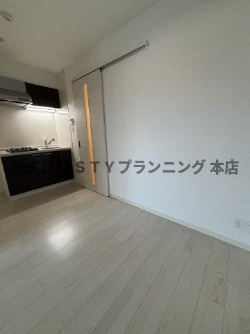 仲介手数料０円！LOC’S Shonaidoriの居間・リビング