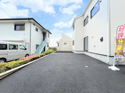 【駐車場】 | ◆新築都筑区あゆみが丘◆ | ◆ゆったりとした駐車スペースを確保いたしましたので、お車2台駐車できます。自転車やバイクなど、ゆとりのある敷地で置き場所に困ることはないでしょう。

