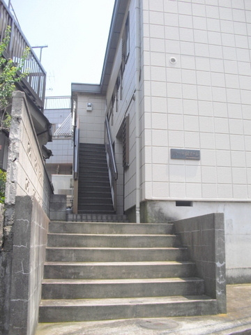 ドミール保土ヶ谷のエントランス|エントランスアプローチ　１Ｆでも道路より高いです
